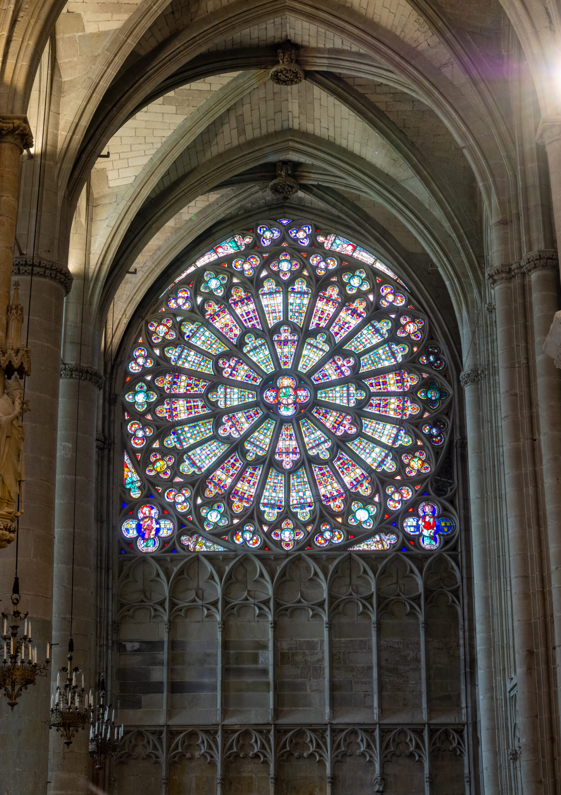 Vue panoramique de la basilique Saint-Nazaire-et-Celse pendant le concert