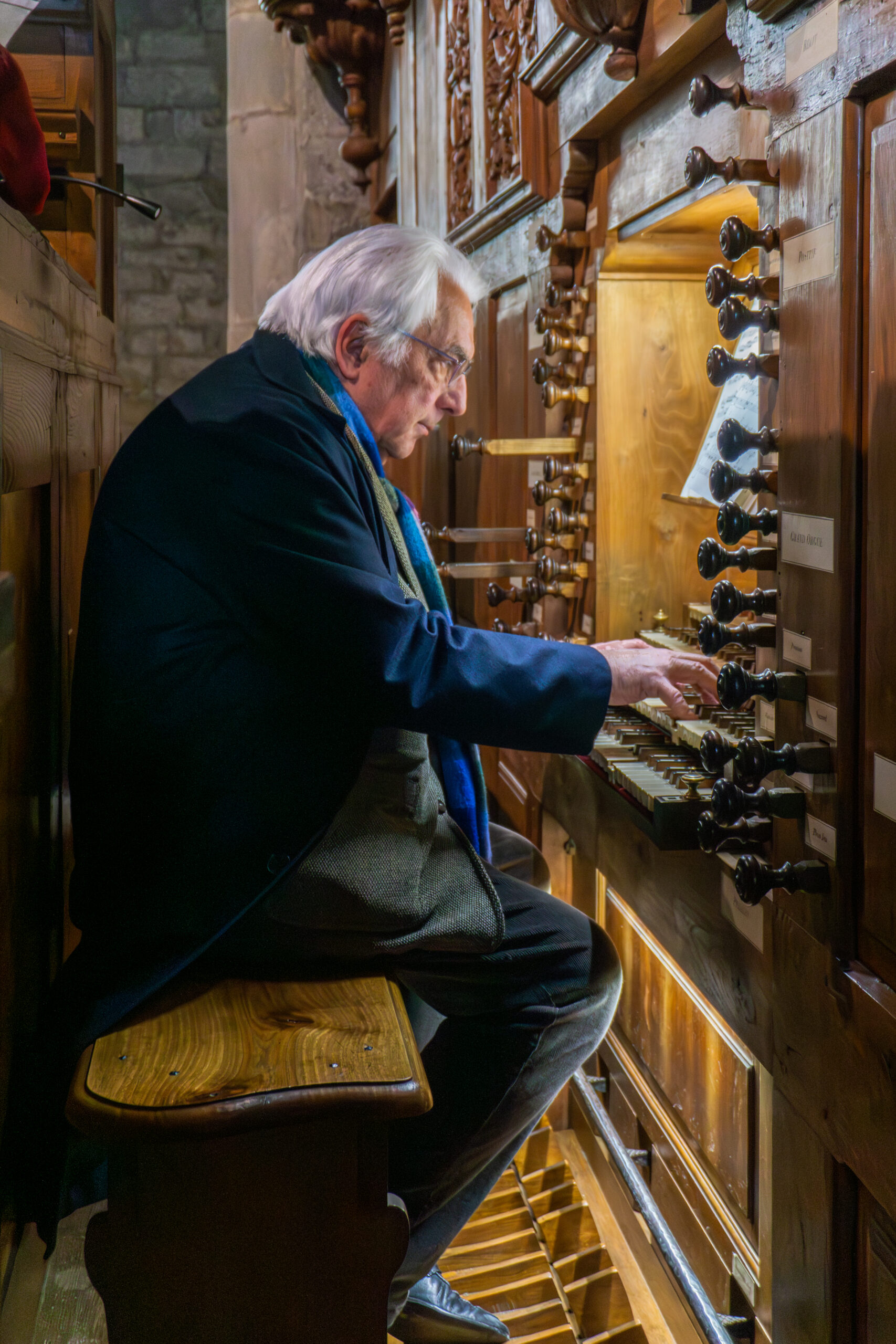 Jean Dekyndt à l’orgue lors du concert à la basilique Saint-Nazaire-et-Celse